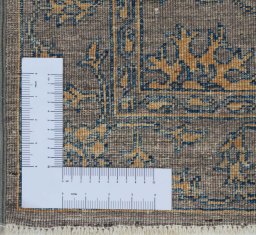 Corner detail of New Farahan rug showing border pattern and Wool pile