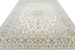 Surface texture of 2000s Kashan rug with natural Wool and intricate pattern