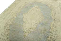Backside of handmade 1970s Vintage rug showing knot structure and weave density