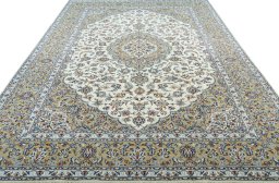 Surface texture of 2000s Kashan rug with natural Wool and intricate pattern